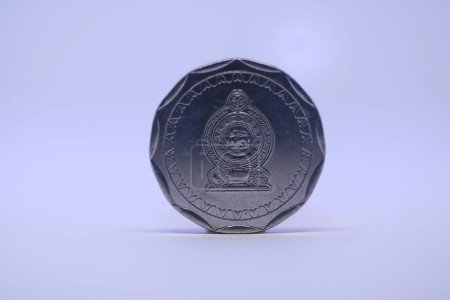 Téléchargez les photos : Vue de face d'une pièce de 10 roupies sri lankaise isolée sur fond blanc - en image libre de droit