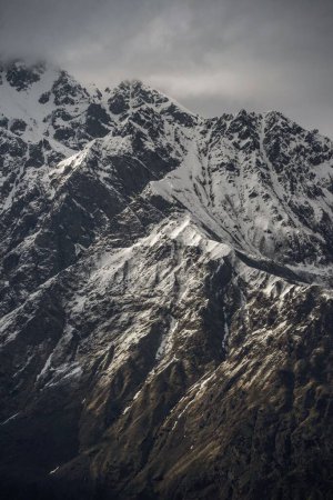 Téléchargez les photos : Plan vertical d'une montagne rocheuse recouverte d'une neige en hiver - en image libre de droit