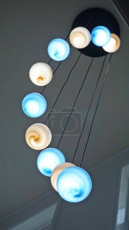 Foto de Las modernas luces colgantes Planet le dan un aspecto fresco, atractivo y creativo en la casa. También son decoraciones perfectas.. - Imagen libre de derechos