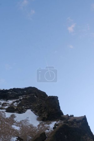 Foto de Un disparo vertical de la hermosa montaña nevada de Arnarstapi contra un cielo azul en Islandia - Imagen libre de derechos