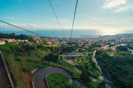 Téléchargez les photos : Les câbles aériens de tramway sur les bâtiments de l'île de Medeira - en image libre de droit
