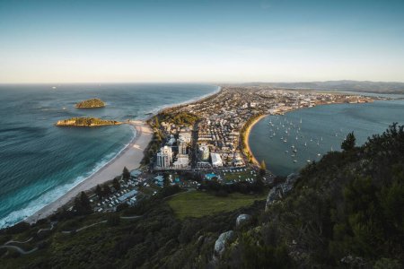 Téléchargez les photos : Un drone tiré d'une ville sur la côte d'une mer sous le ciel bleu - en image libre de droit