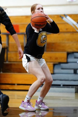 Téléchargez les photos : Une verticale d'une fille faisant de l'exercice pour les filles automne tournoi de basket-ball du secondaire dans l'Indiana - en image libre de droit
