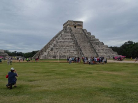 Téléchargez les photos : Pyramide Chichen Itza avec un ciel nuageux spectaculaire en arrière-plan, Yucatan, Mexique - en image libre de droit