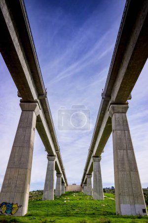 Téléchargez les photos : Plan vertical à angle bas d'un viaduc historique à Modiin, Israël - en image libre de droit