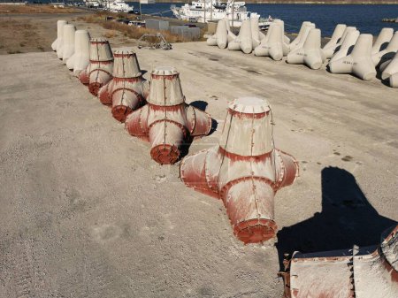 Téléchargez les photos : Le groupe de tétrapodes au bord de la mer au Japon par une journée ensoleillée - en image libre de droit