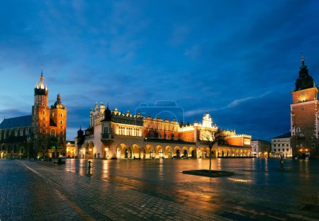 Téléchargez les photos : L'église Sainte-Marie dans la soirée avec une ville en arrière-plan, à Cracovie, en Pologne - en image libre de droit