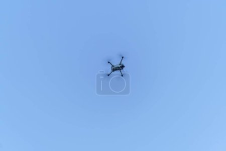 Foto de Dron en vuelo con cielo azul y espacio de copia - Imagen libre de derechos