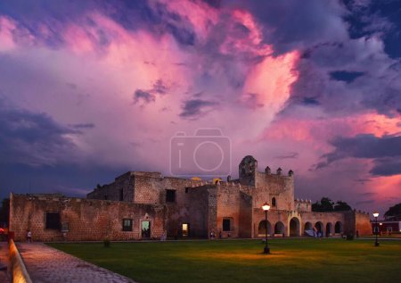 Foto de El Convento de San Bernardino de Siena en Valladolid, España bajo el cielo púrpura - Imagen libre de derechos