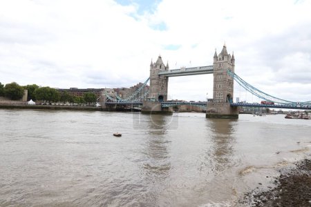 Foto de Una vista aérea del Puente de la Torre sobre el río Támesis en Londres - Imagen libre de derechos