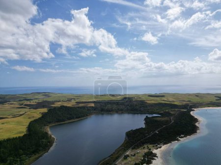 Téléchargez les photos : Un plan de drone d'une belle côte verte sous un ciel nuageux bleu - en image libre de droit