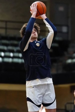 Téléchargez les photos : Une verticale d'un garçon faisant de l'exercice pour le tournoi de basket-ball du lycée d'automne en Indiana - en image libre de droit