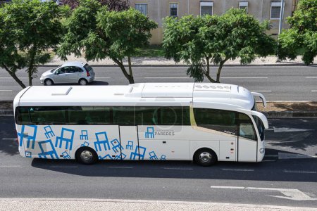 Téléchargez les photos : Bus touristique Camara Municipal de Paredes à Lisbonne - en image libre de droit