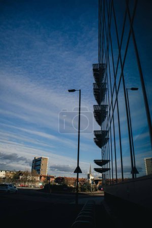 Foto de Un plano vertical de un edificio moderno en Southampton, Reino Unido - Imagen libre de derechos