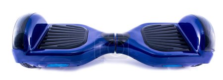 Téléchargez les photos : Un gros plan panoramique d'un hoverboard bleu isolé sur fond blanc - en image libre de droit