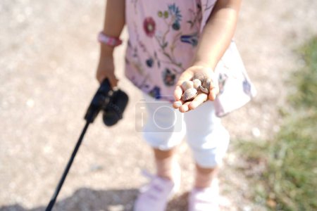 Foto de Un primer plano de niña sosteniendo conchas - Imagen libre de derechos