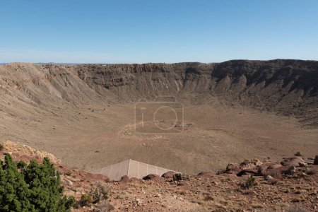 Téléchargez les photos : Une vue aérienne des terres désertes du cratère Meteor par une journée ensoleillée - en image libre de droit