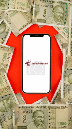 Foto de IndusInd Bank limitado en la pantalla del teléfono móvil, fondo aislado - Imagen libre de derechos