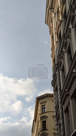 Foto de Un plano vertical de un edificio moderno en un día soleado - Imagen libre de derechos
