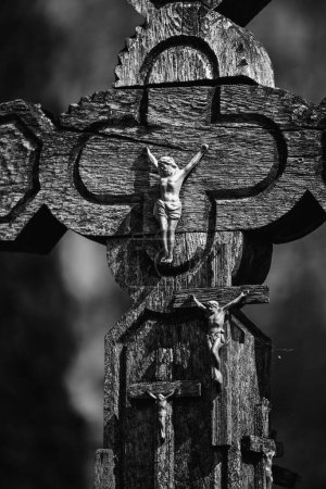 Foto de Un disparo a escala de grises de una cruz cristiana en la colina de cruces - Imagen libre de derechos