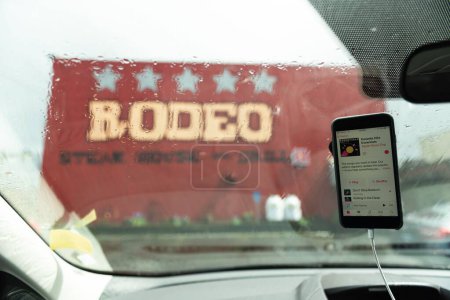 Téléchargez les photos : Une image du tableau de bord depuis le siège du conducteur devant un steak house à Tillamook, OR, USA - en image libre de droit