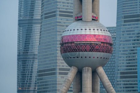 Téléchargez les photos : Une vue aérienne de la tour de télévision Oriental Pearl et des gratte-ciel en arrière-plan à Shanghai, en Chine - en image libre de droit
