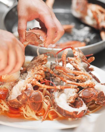 Foto de Una toma vertical de una persona preparando un plato de pasta de mariscos - Imagen libre de derechos