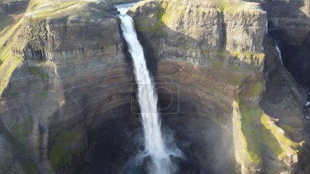 Téléchargez les photos : Un drone tourné au-dessus de la cascade Haifoss en Islande rivière Fossa par une journée ensoleillée - en image libre de droit