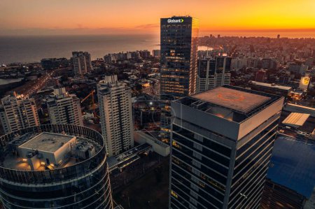 Téléchargez les photos : Une belle vue aérienne de Montevideo, Uruguay avec de grands gratte-ciel sous un ciel doré au coucher du soleil - en image libre de droit