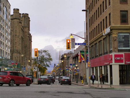 Foto de Una escena de la calle de la ciudad con centros de negocios y vallas publicitarias con personas que pasan y coches durante el día en Ottawa, Canadá - Imagen libre de derechos