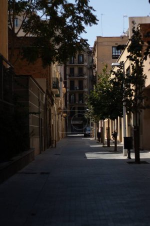 Foto de Un plano vertical de un pequeño callejón con edificios antiguos en Barcelona, España - Imagen libre de derechos
