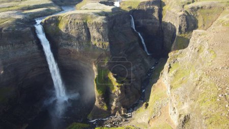 Foto de Un dron disparó sobre la cascada Haifoss en el río Islandia Fossa en un día soleado - Imagen libre de derechos