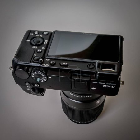 Téléchargez les photos : Une image en niveaux de gris d'un appareil photo professionnel Sony a6600 APSC - en image libre de droit