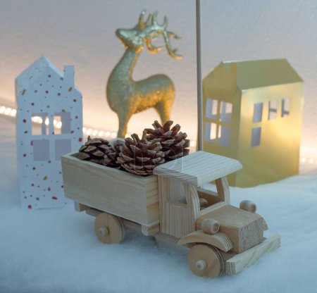 Foto de Una mesa de Navidad decorada con juguetes de regalo, como un camión de juguete de madera lleno de bultos - Imagen libre de derechos