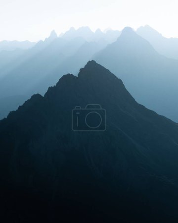 Foto de Una hermosa ilustración de las montañas brumosas azules capturadas durante el día - Imagen libre de derechos