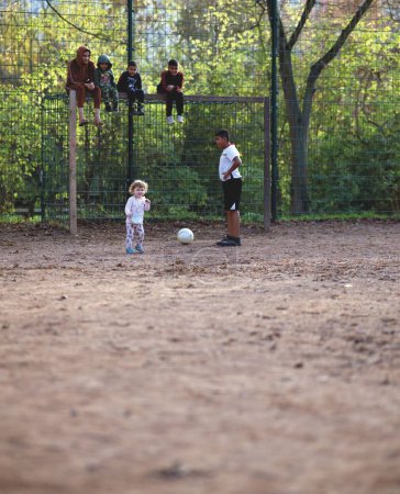 Foto de Un pequeño grupo de niños juega al fútbol en Halle an der Saale, Sajonia-Anhalt, Alemania - Imagen libre de derechos