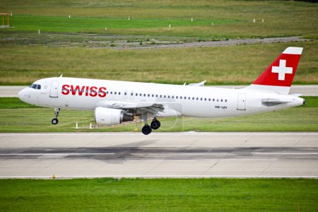 Foto de Un aterrizaje de Swiss Airlines Airbus A320 en el Aeropuerto de Zurich, Suiza - Imagen libre de derechos