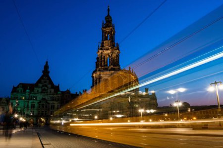 Téléchargez les photos : Une longue exposition de la cathédrale de la Sainte Trinité, Dresde la nuit - en image libre de droit