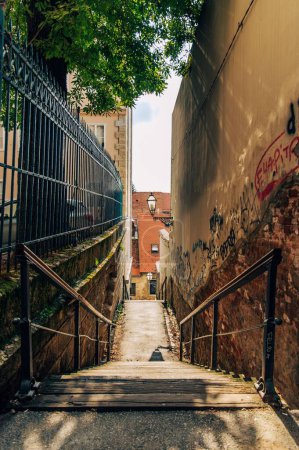 Téléchargez les photos : Un plan vertical des marches d'allée entre de vieux murs à Zagreb, Croatie - en image libre de droit