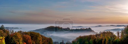 Téléchargez les photos : Vue du lever du soleil sur la route des vins de Styrie du Sud dans le brouillard, Autriche - en image libre de droit