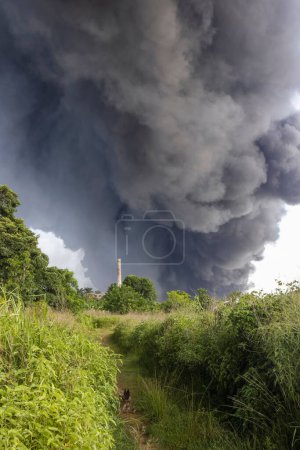 Téléchargez les photos : Vue du rideau de fumée de l'explosion des réservoirs de carburant à la base Matanzas Cuba Super conquérants - en image libre de droit