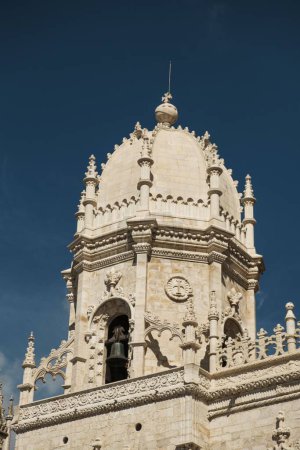 Foto de Un primer plano vertical de un monasterio de Jerónimos contra el cielo despejado - Imagen libre de derechos