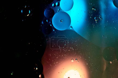 Téléchargez les photos : Une fenêtre avec des bulles d'eau dessus - en image libre de droit