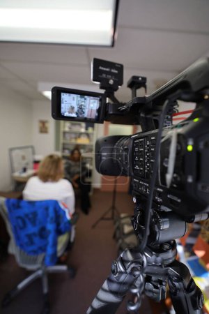 Téléchargez les photos : Une sélection d'une caméra vidéo filmant une interview - en image libre de droit