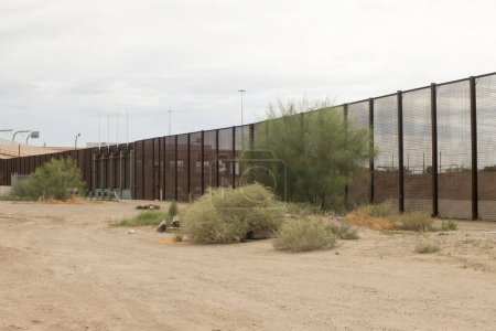 Téléchargez les photos : El Paso, Texas, États-Unis 29 septembre 2022 : Mur frontalier le long de la frontière entre le Mexique et le centre-ville d'El Paso - en image libre de droit