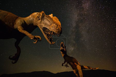 Foto de Un paisaje imaginario de dinosaurios de la antigüedad rugiendo contra la Vía Láctea, galaxia estrellada - Imagen libre de derechos