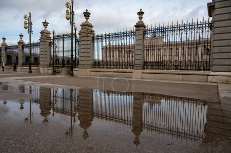 Téléchargez les photos : La clôture avec une belle architecture en face du Palais Royal de Madrid en Espagne - en image libre de droit