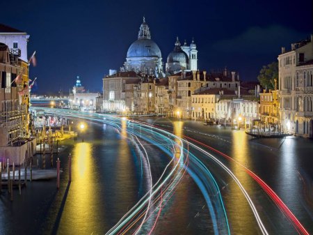 Foto de Tráfico nocturno en el Gran Canal de Venecia, Italia - Imagen libre de derechos