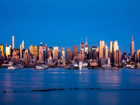 Téléchargez les photos : Une longue exposition de la rivière Hudson contre les toits de Manhattan, New York par une journée nuageuse - en image libre de droit