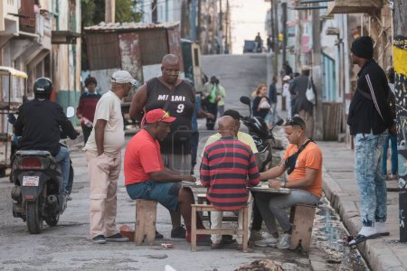 Foto de Unos latinos negros jugando dominó en el barrio de La Marina Matanzas, Cuba - Imagen libre de derechos